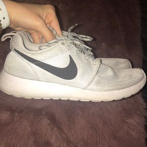 Women’s Light Grey Nike Roshes